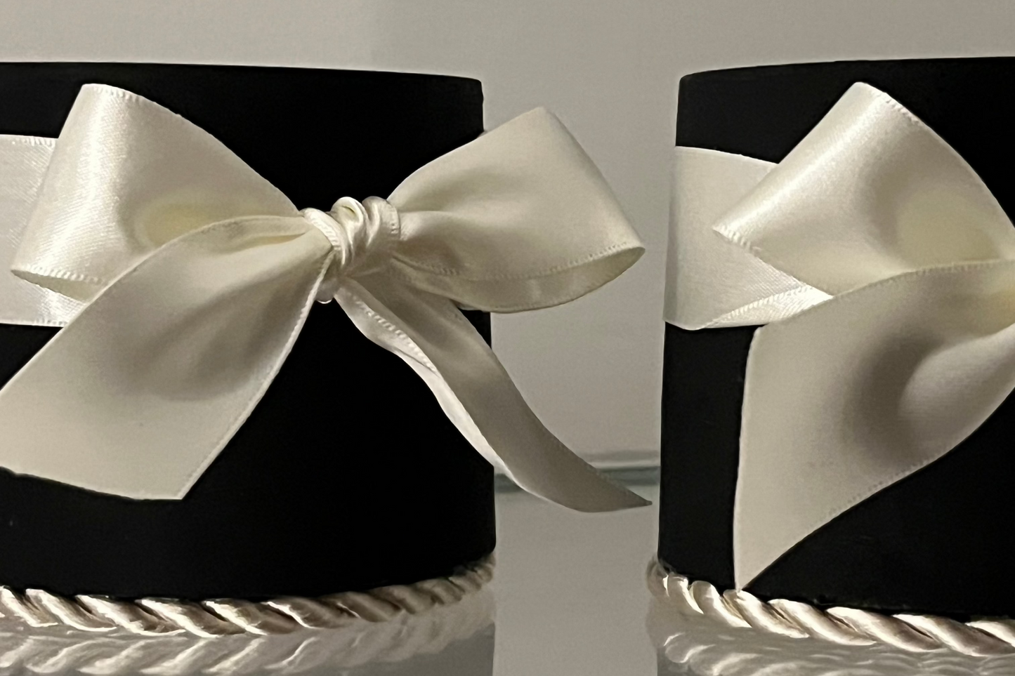 Lavande Éternelle is a luxury lavender-scented candle that transforms your home into a serene haven. Hand-poured with the finest natural ingredients, it exudes the soothing fragrance of Provence's lavender fields. The candle comes in a sleek, minimalist jar that fits elegantly into any home decor, creating a calming ambiance with its gentle flicker. Light Lavande Éternelle to elevate your everyday moments with its enchanting aroma and timeless beauty.